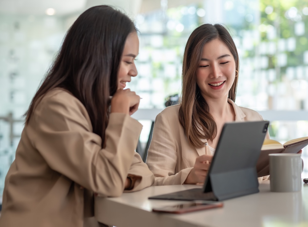 Two women discussion content marketing strategies